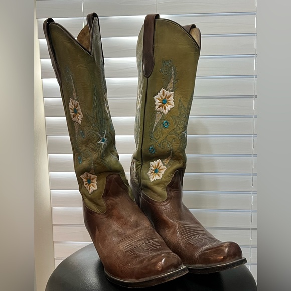 **RARE!** Embroidered Western Boots - Picture 2 of 6